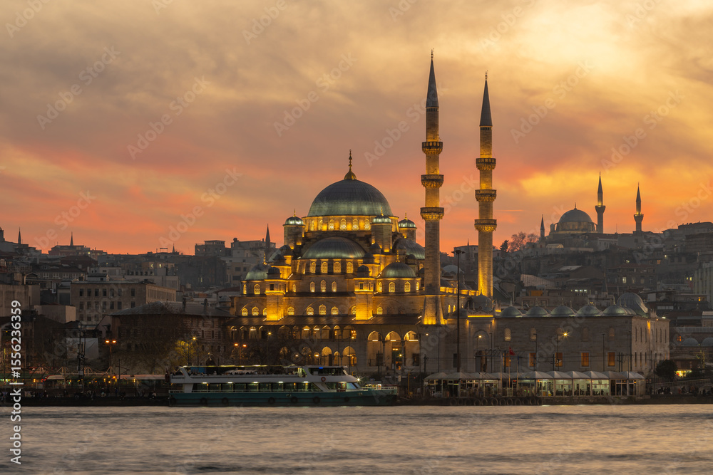 Fototapeta premium Yeni Mosque on Bosphorus at sunset. Beautiful view of Istanbul