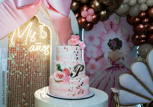  imagen colorida de torta y decoración  temática de una fiesta de quince años