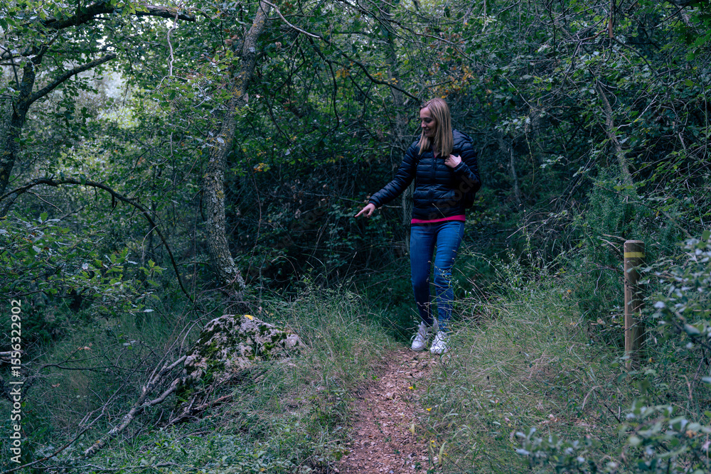 Obraz premium young woman hiking in the woods