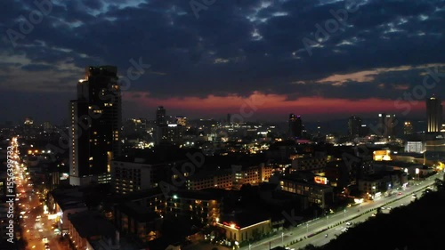 Wallpaper Mural 세계적인 관광도시 태국 파타야의 도심지 풍경을 배경으로 역동적이고 아름다운 석양
 Torontodigital.ca