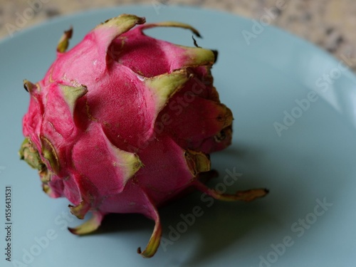Fruta Pitaya no prato azul photo