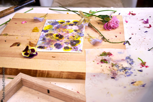 Φωτογραφία Finished floral print made with real petals and hammering technique – botanical