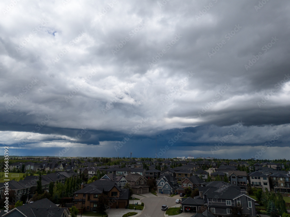Obraz premium Thunderstorms rolling over suburban Calgary delivering rain and hail.
