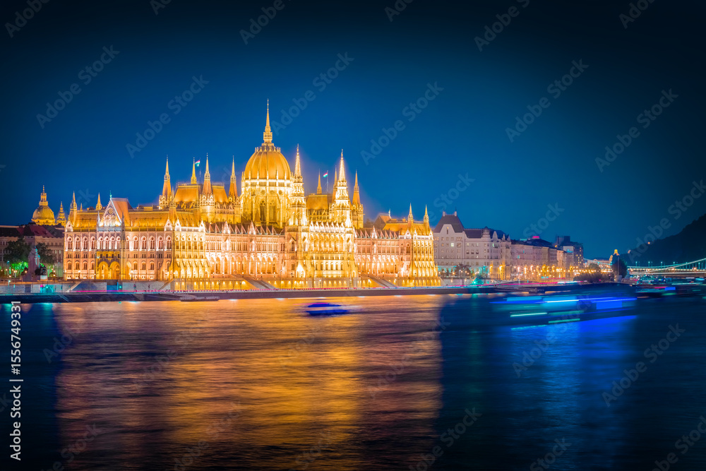 Obraz premium Fantastic night view of Hungarian Parliament building. Gorgeous summer cityscape of Budapest - capital of Hungary, Europe. Traveling concept background.