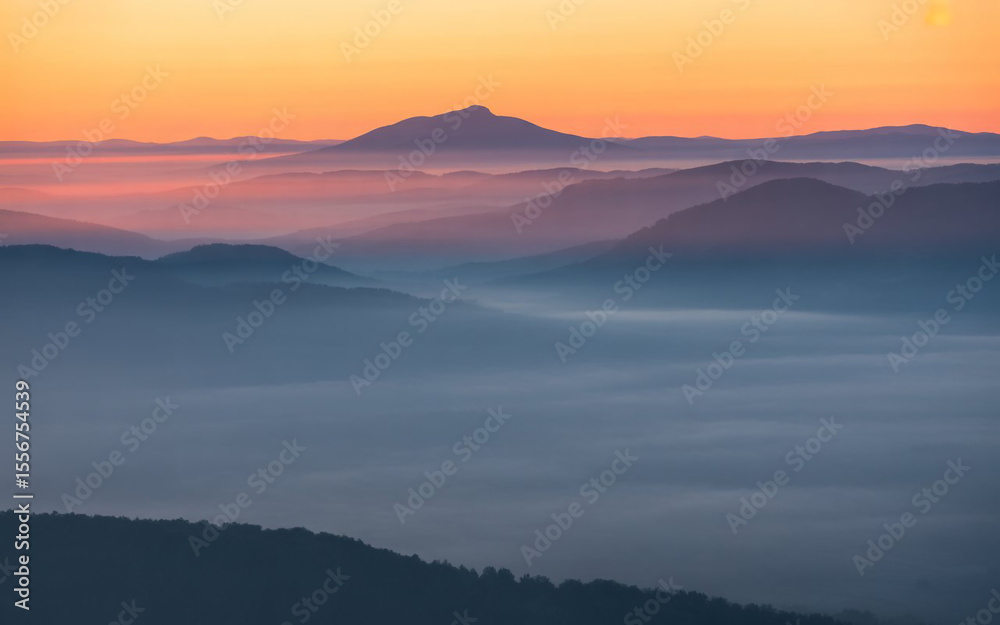 Obraz premium Majestic Sunrise Over Misty Mountains Scenic Landscape View