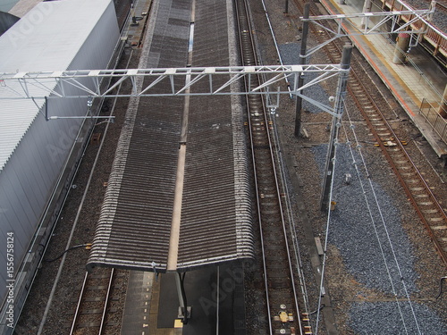 駅のプラットホームと線路（俯瞰）