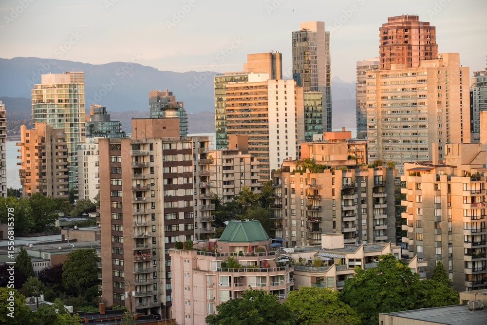 Obraz premium Modern buildings in city during sunset