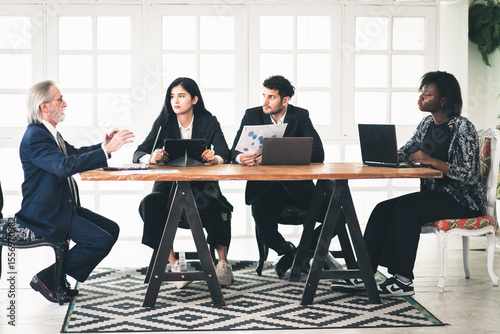 Foto Successful business contract dealing with young smart businessman entrepreneur a