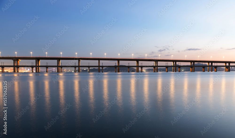 Obraz premium Long bridge over the sea