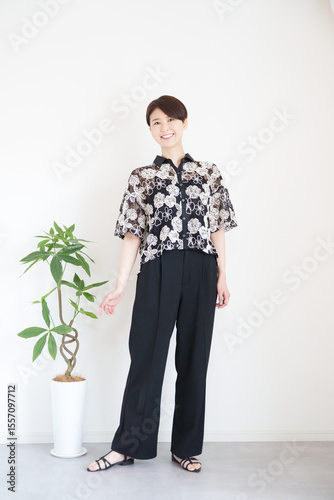 女性夏服のファッションコーディネート全身（縦向き）