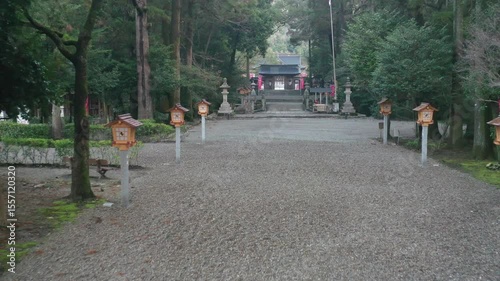 森に囲まれた格式ある厳かな神社