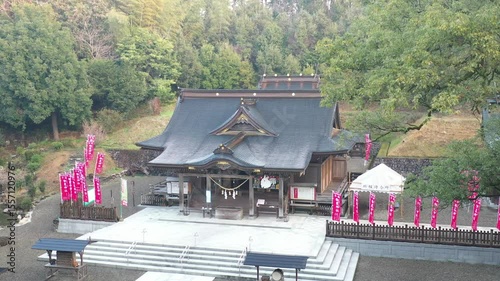 森に囲まれた格式ある厳かな神社