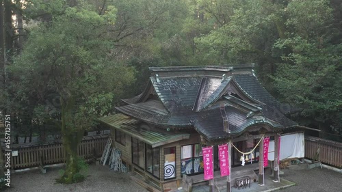 森に囲まれた格式ある厳かな神社