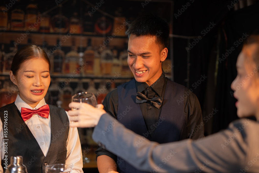 Obraz premium Professional female bartender preparing alcoholic drinks in a bar