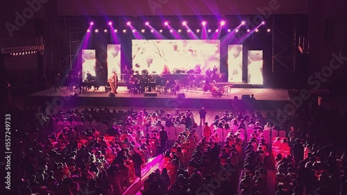 Canvastavla A purple-lit stage hosts a live concert