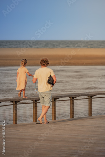Père et fille en vacances ce promenant au bord de l étang de La Franqui près de Leucate en occitanie France 