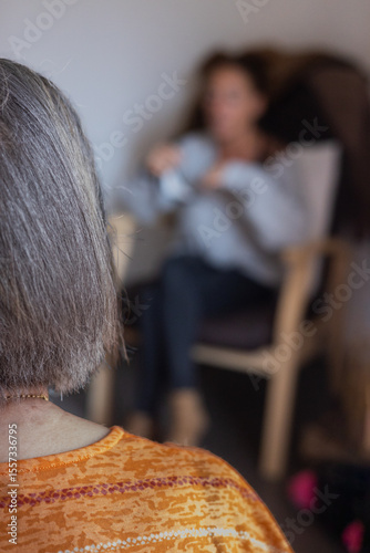 Dame âgé qui reçoit une visite