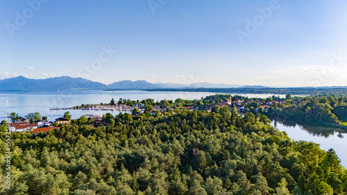 Wundervolle Sommerlandschaft am Chiemsee aus der Drohnenperspektive