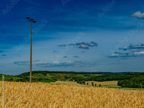 Strommasten in Hügellandschaft