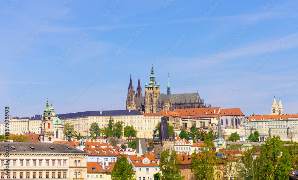Obraz premium Prague Castle and St. Vitus Cathedral above Vltava River