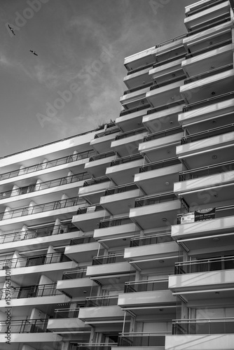 Immeuble noir et blanc