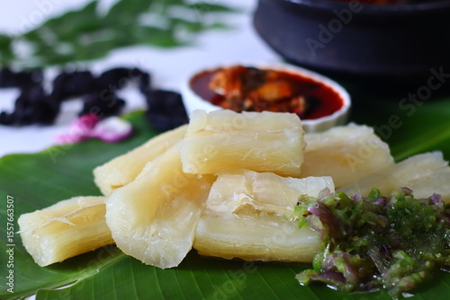 Fotografie Boiled tapioca, kappa served on banana leaf with spicy green chili chutney and v