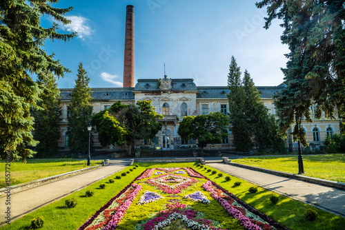 Dom uzdrowiskowy w Ciechocinku i klomb kwiatowy. 