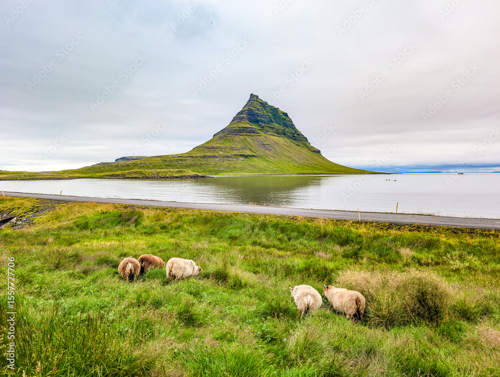 Obraz premium Aerial view of the Kirkjufell mountain