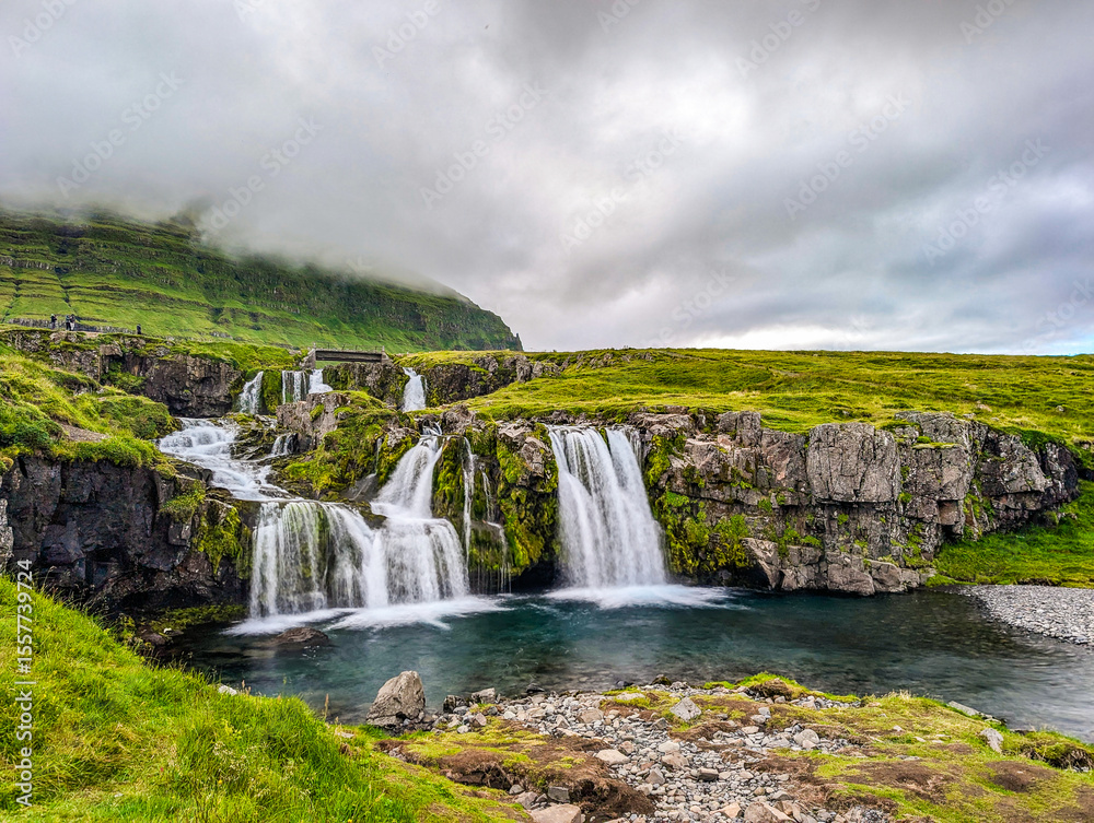 Fototapeta premium Kirjufell mountain and Kirkjufellsfoss waterfall