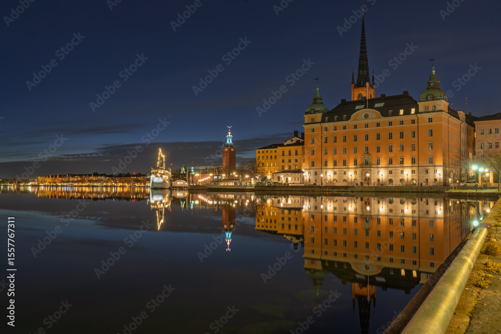 Obraz premium Night view of AF Chapman ship and Riddarholmen in Stockholm with reflections
