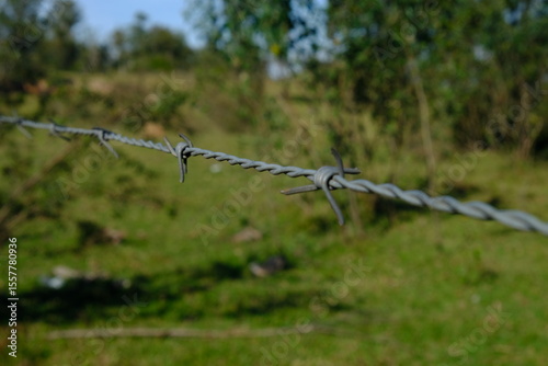 Arame em cerca no campo