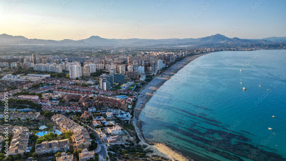 Obraz premium Panorámica Aérea de Playa de San Juan Playa desde el Cabo de Huertas de Alicante
