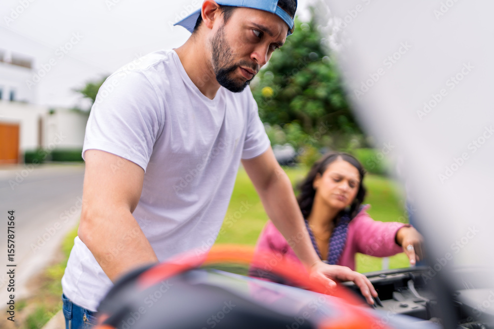 Obraz premium Roadside assistance, mechanic checking car engine with worried woman