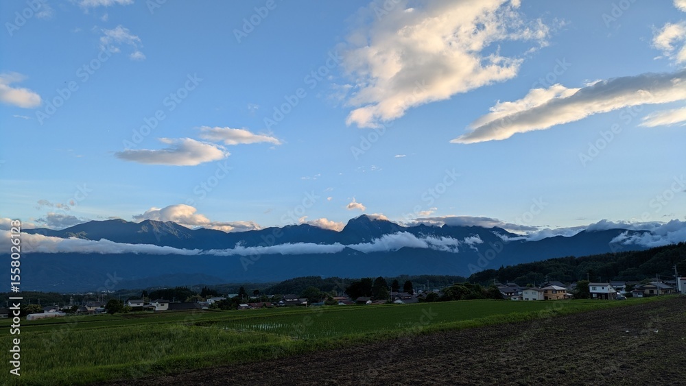 Obraz premium 山々と雲と空