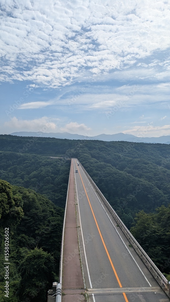Obraz premium 雲と空と大きな橋