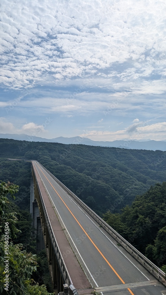 Obraz premium 空と雲と大きな橋