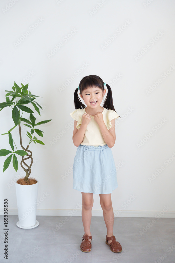 ガッツポーズする子供の全身 ガッツポーズする子供の全身