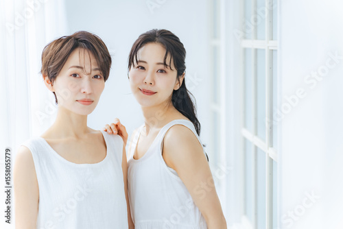 女性、ペア、美容、スキンケア、コスメ、化粧品、二人、ナチュラル、脱毛、エステ、サロン、ボディケア、美肌、美白、ノースリーブ、涼しい、シンプル、日本人、笑顔、透明感、保湿、ツヤ肌、ハリ、アンチエイジング、エイジングケア、UVケア、低刺激、オーガニック、アースカラー、ポートレート、リラックス、ビューティ、ライフスタイル、30代、ミドルエイジ、メイク、きれい、美人、仲良し、寄り添う、美しい、コピースペー