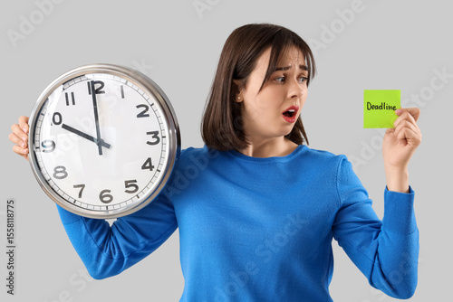 Young stressed woman holdin...