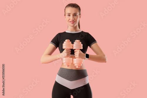 Sporty young woman with dum...