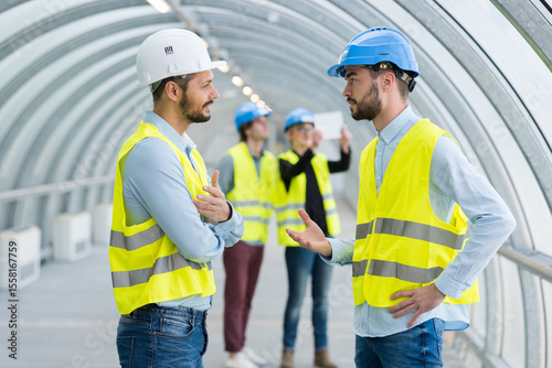 Foto group of civil engineering students visiting a site