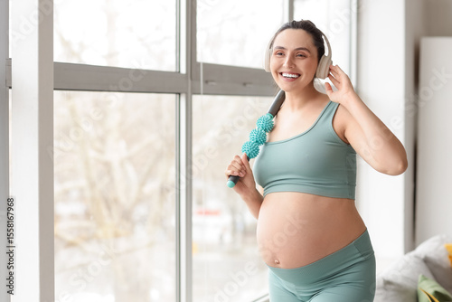 Sporty pregnant woman in he...