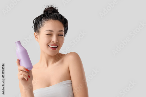 Pretty young Asian woman wi...