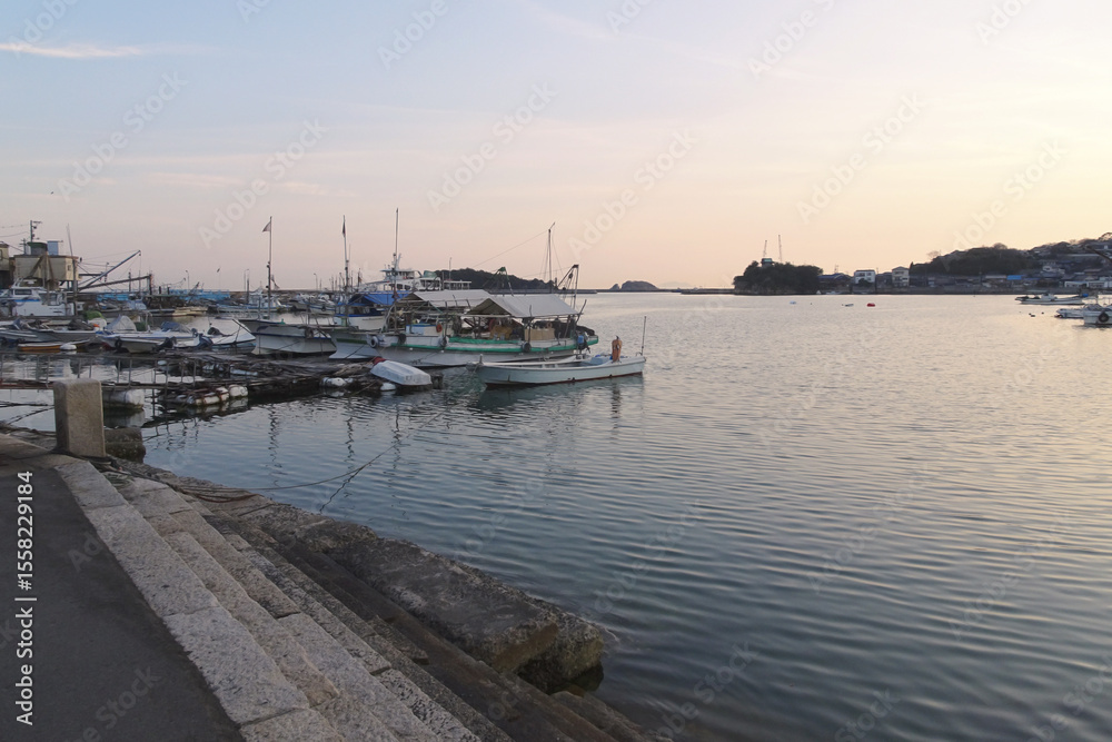 Fototapeta premium 日本：鞆の浦／鞆港の雁木（水位の変化に対応できる階段）がある漁港／広島県福山市