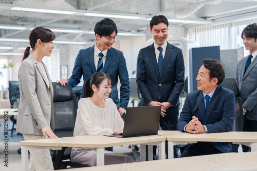 Quadro su tela チームメンバーで非常ににこやかに仕事をするオフィスワーカー