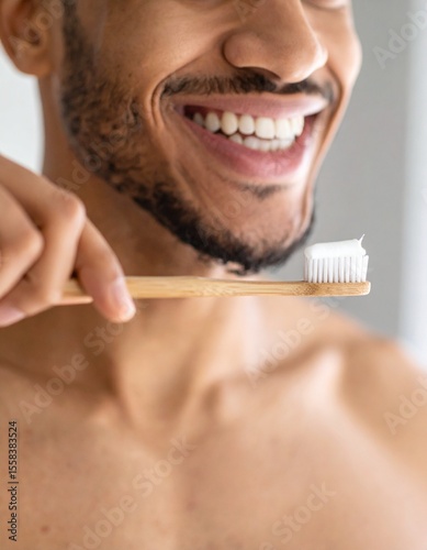 Primer plano de persona cepillando los dientes con dentífrico. Higiene, salud, boca, frescor