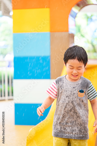 水遊びで遊ぶ幼児