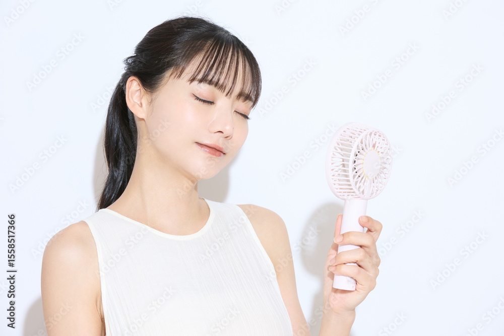 暑さ対策をする若い女性のポートレート 暑さ対策をする若い女性のポートレート