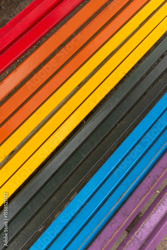 Listones de madera pintados con los colores del arcoiris como la bandera del orgullo LGTBIQ+