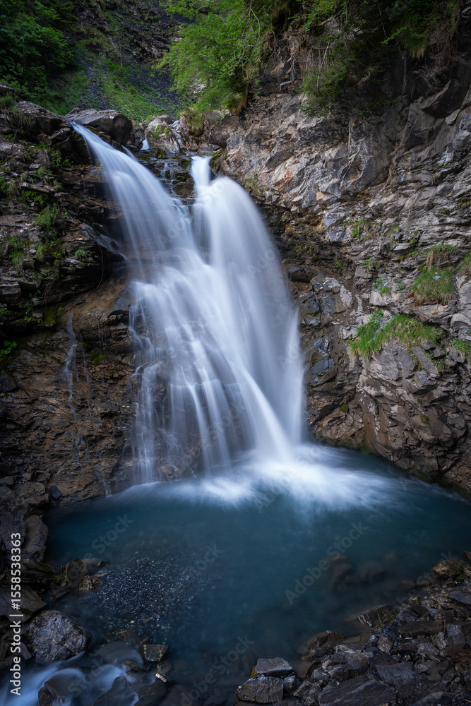 Fototapeta premium Chute d'eau avec une pose longue pour faire ressortir le flux de l'eau en blanc